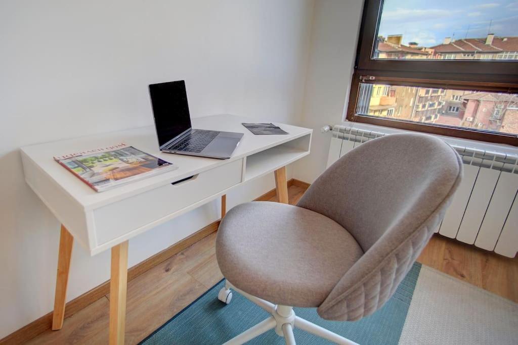 Spacious Home Office With Secure Garage In Sofie Exteriér fotografie